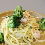 Pasta Alba shonan - 小エビとブロッコリーのペペロンチーノ