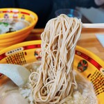 はまちゃんぎょうざ - スープが絡む細麺