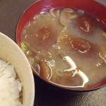 仁世宇園 - 味噌汁とご飯；具はぼりぼり(ナラタケ)と落葉茸(ハナイグチ)：前秋収穫の冷凍保存だそうです  @2013/05/15