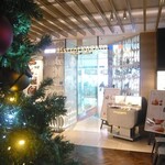 ビストロカラト - 店の前にクリスマスツリー