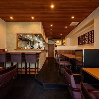 シックなカジュアル店内でライブ感をご堪能下さい。半個室あり◎