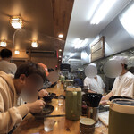 葉隠うどん - 店内雰囲気✨　メニューは右の厨房の壁にかかってます❗️