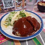 文福飯店 - 連れてきて下さった方が注文されたハンバーグ。苦しそうだったので一切れ頂きましたが、肉がぎゅぎゅっと詰まっていて、こちらもジューシーでした。
