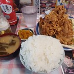 文福飯店 - から揚げ定食。ご飯は一番少ない、いくじなし盛り。300gもあります。から揚げは拳くらいあって、衣がガリガリ、お肉はジューシーでした。