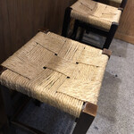 葉隠うどん - カウンターのイス✨　少しかためです。笑