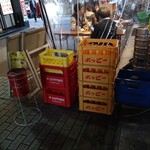 ほていちゃん - 店の前に吸い殻缶あり
