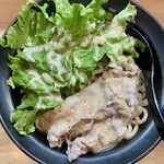 Gokubuto Men Hidemaru - つけ麺(大盛り300g)の上には、サニーレタスと豚バラ薄切り肉。更に胡麻ダレのドレッシングが掛かっています。