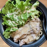 極太めん　ひでまる - つけ麺(大盛り300g)の上には、サニーレタスと豚バラ薄切り肉。更に胡麻ダレのドレッシングが掛かっています。