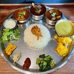 ダルバート食堂 ムスタンタカリチューロ - カレー3種盛りのダルバート 2500円：チキン・山羊・週替わりカレー(水牛)