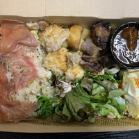 Rico - スパニッシュプレート（イベリコ豚のピラフ、ビーフシチュー、ハモンセラーノ、イベリコ豚のグリル、チキンのマスタード焼き、ポテトサラダ、キャロットラペ、オリーブ、魚介マリネ、オムレツ）