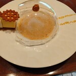 オーボンヴュータン - 透明ドームは飴ちゃん。皿のフチにあるのはポッピングシュガー。ドーム内のヘーゼルナッツは飴の支柱で支えるという凝った構成。
