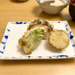 天ぷら よこい - ●一皿目
      ・椎茸海老詰め
      ・鱸
      ・ズッキーニ