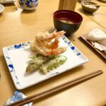 天ぷら よこい - ●二皿目
      ・オーストラリア産アスパラガス
      ・海老