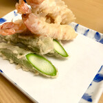 天ぷら よこい - ●二皿目
      ・オーストラリア産アスパラガス
      ・海老