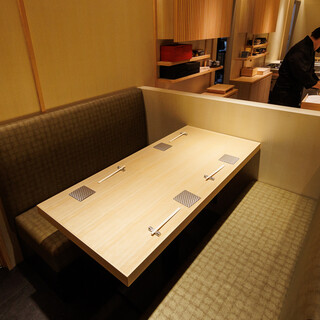 鮨 無垢のテーブル席
                                          カウンター同様、職人さんと会話をしながら楽しめます