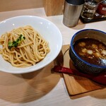 189792623 - 濃厚つけ麺
                                  長時間強火で炊いた鶏豚骨魚介スープ、
                                  野菜のポタージュを合わせ、
                                  濃厚で様々な食材の旨味を感られる一杯に仕上げました。