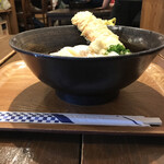 うどん屋 きすけ - 鯛ちくわ天と温泉玉子のぶっかけ　850円(税込)　※横からも