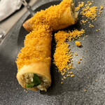 ピアット ディ テアトロ ヒビ - 松葉カニの春巻き　カラスミかけ