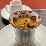 Ji-Cube - 上海蟹のフカヒレスープ
                下に茶碗蒸しが入りめちゃ熱いです！
                上海蟹の内子にほぐし身、そして鱶鰭スープ、なんとも贅沢な仕立てです。
                半分いただいてから赤酢をたらり、酸味が味を引き締め味変となりました♪