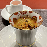 Ji-Cube - 上海蟹のフカヒレスープ
                      下に茶碗蒸しが入りめちゃ熱いです！
                      上海蟹の内子にほぐし身、そして鱶鰭スープ、なんとも贅沢な仕立てです。
                      半分いただいてから赤酢をたらり、酸味が味を引き締め味変となりました♪