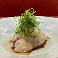 Ji-Cube - 鶏肉の葱醤油がけ
                    鳥取県の銘柄鶏〝大山どり〟がしっとりとした茹で加減、それを葱醤油が優しく旨味を包み込んでいます。
                    鶏肉の美味しさがくっきりと際立つ美味しさ、白ワインがこの料理にぴったりです♪