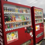 ものもの - そばには自販機もあります