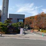 中華そば専門店 笠北 - 目の前の建物は「井原市民会館」で、笠北はこの先約200mです (2022.11.19)