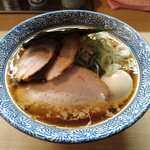 中華そば 多賀野 - 提供時は海苔が被さったスタイル