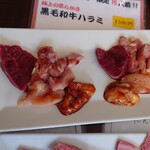 Yakinikutei Barikiya - これだけいろいろと付いてきて
                        このお肉の質と量なら結構コスパが良い。
                        
                        高級焼肉店の雪●花なら、、、（笑）