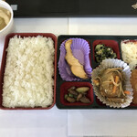 かしわ亭 - ハッシュドビーフフライ、肉団子の野菜あんかけ、焼鮭、春雨サラダ、オクラとひじきの胡麻和え、ご飯300g、¥390