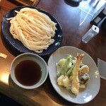 根津 釜竹 - 大盛りざるうどん（太打ち）、天ぷら（天然えび1尾 季節野菜）
