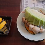 Yakinikutei Barikiya - 野菜はキャベツ、しめじ、かぼちゃとなる