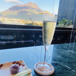 東匠庵 - ウェルカムドリンクのシャンパンと紫芋の屑饅頭