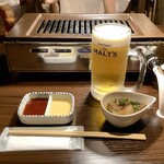 焼肉食堂天空の紅だるま - 生ビール(モルツ)とお通し