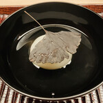 緒方 - 【写真③】茹で小蕪(京都府)、焼き銀杏の葉載せ、利尻昆布&血合い抜き鮪節の出汁のお椀