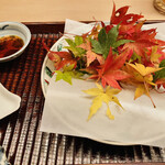 緒方 - 【写真④】真鯛の身&真鯛の皮(朝〆)(兵庫県明石市)、青檸檬(広島県尾道市高根島)果汁掛け