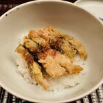 緒方 - 【写真㉘】牡蠣(2年牡蠣)(北海道仙鳳趾産)フライ載せご飯