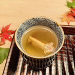 緒方 - 【写真⑳】間人蟹の蟹出汁(4番脚)