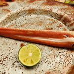 緒方 - 【写真⑱】炭火焼き間人蟹(2番脚)、酢橘(広島県高根産)果汁掛け