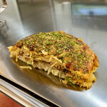 キャベツ畑 - 肉玉そば　二人で行くので、半分にカットしてくれる　しっかりと味付いているので、そのままで