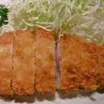 もち豚とんかつ たいよう - メインのカツは脂の風味が殆ど無く
      凄くあっさりとしたお肉でありながら肉汁がジューシーで美味しく
      パサパサ感が全くないびっくりな美味しさのあっさりカツでした。