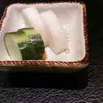 もち豚とんかつ たいよう - その後あっさりとした浅漬を食べながらしばしカツの揚がるのを待ち