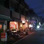 もち豚とんかつ たいよう - 奥に飲食店が連なる一角が見えてきたので更に近づいてみると