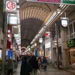 もち豚とんかつ たいよう - 絵が上手ければ魔改造したくなる緩さを感じるキャラの姿を尻目に奥へ移動し
      武蔵小山にしか無さそうな雰囲気の丸清を過ぎた辺りで左に曲がってアーケード街を離脱し