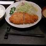 もち豚とんかつ たいよう - その後程なくしてロースカツ定食が目の前に運ばれ※注文してから15分後位