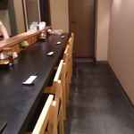 もち豚とんかつ たいよう - 15分ほど一人たいようを体験する事になりましたが、されどたいようなので
      自身のカツが揚げ上がる頃には別の複数の客が押し寄せ、さすが人気店だな！と感じました。