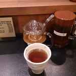 もち豚とんかつ たいよう - まずは温かい麦茶を頂いたので喉を潤し