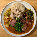 吉田カレー  - ほぐし鶏と牡蠣のグレービー 並・熟成上州牛ランプローストビーフ・トマネギ昆布・中華アチャール