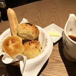 Peter Luger Steak House Tokyo - テーブル上のブレッド＋バター、岩塩ミルと胡椒ミル、オリジナルソース 