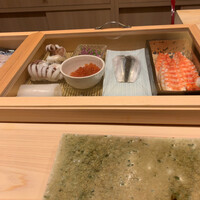 赤坂 鮨 ふくなが - ネタケース みんな冷えてます